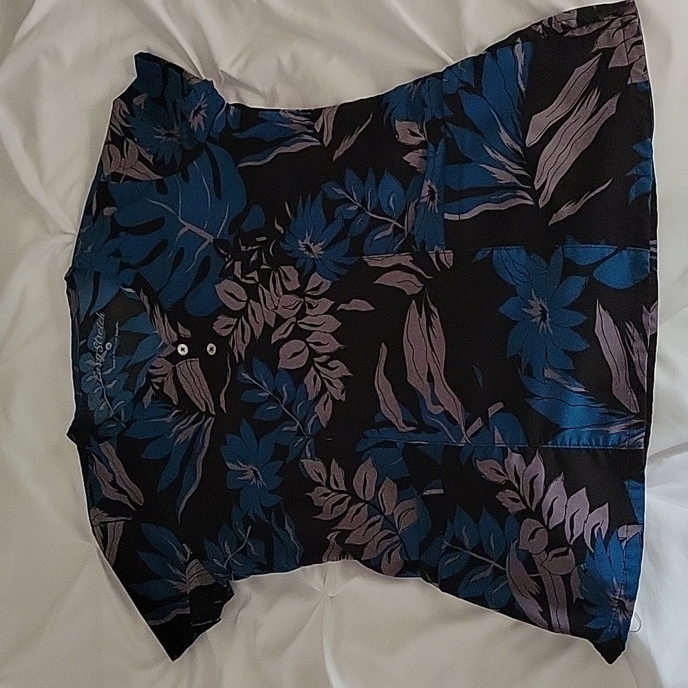 Easy stretch womens Scrub top. Size xs.